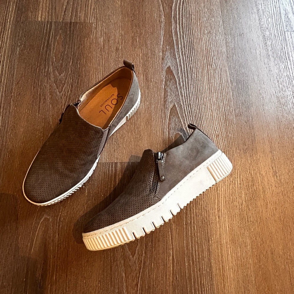 Casual women’s shoes / Naturalizer size 8